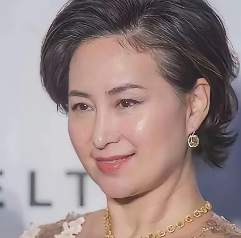 有次记者问何超琼：“您跟许晋亨结婚9年都没生娃，是不是心里一直放陈百强呀？”何超