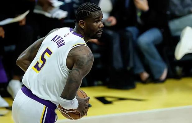 艾顿是不是有什么问题？怎么感觉人都被掏空了？我首先觉得他是身体有问题，他的手