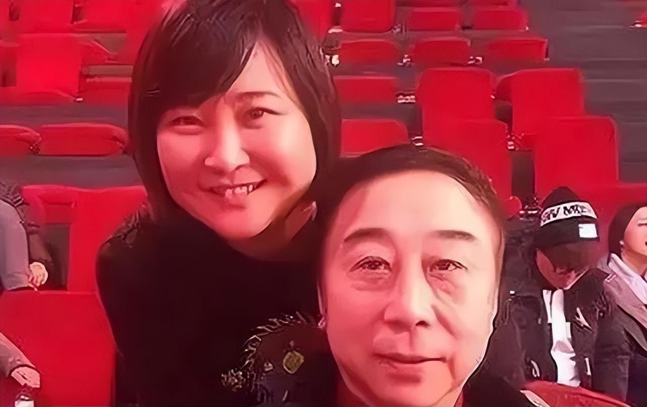一天，冯巩带两个徒弟去吃饭，一共225元，可是结帐时却没人出声，冯巩只好对服务员