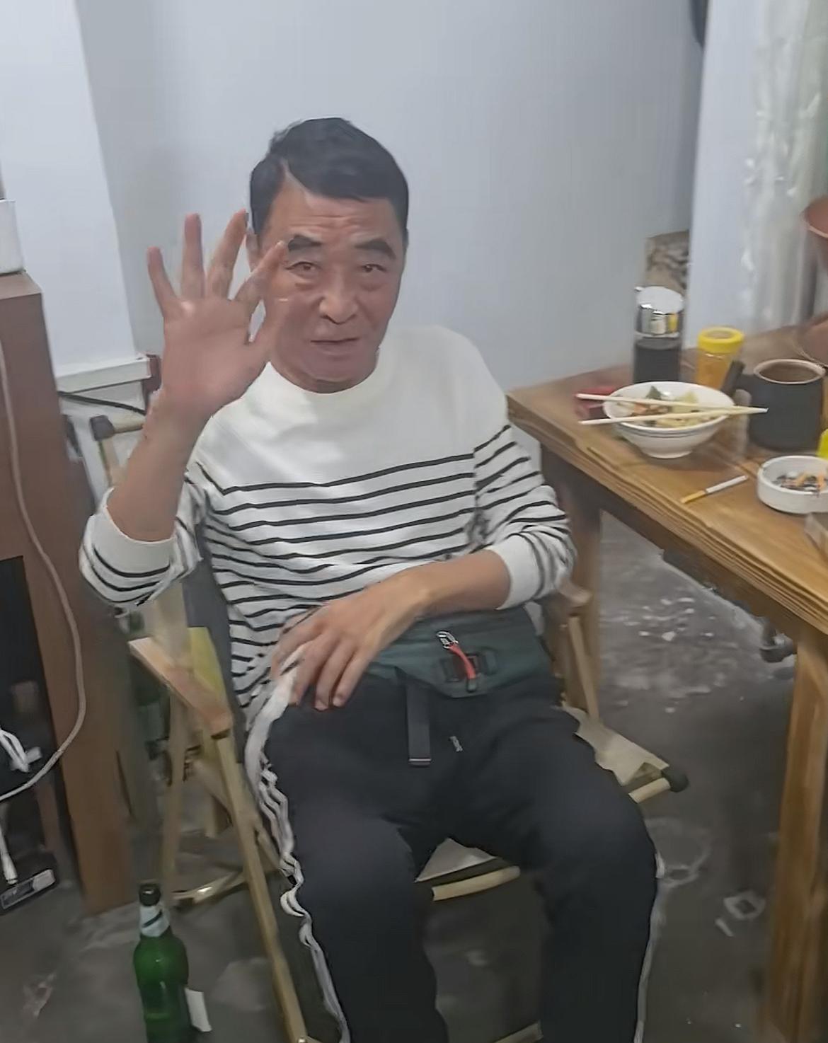 被追债百万的老戏骨王双宝近况有点“惨”！独自坐在餐馆里面，店内环境凌乱，货架上堆