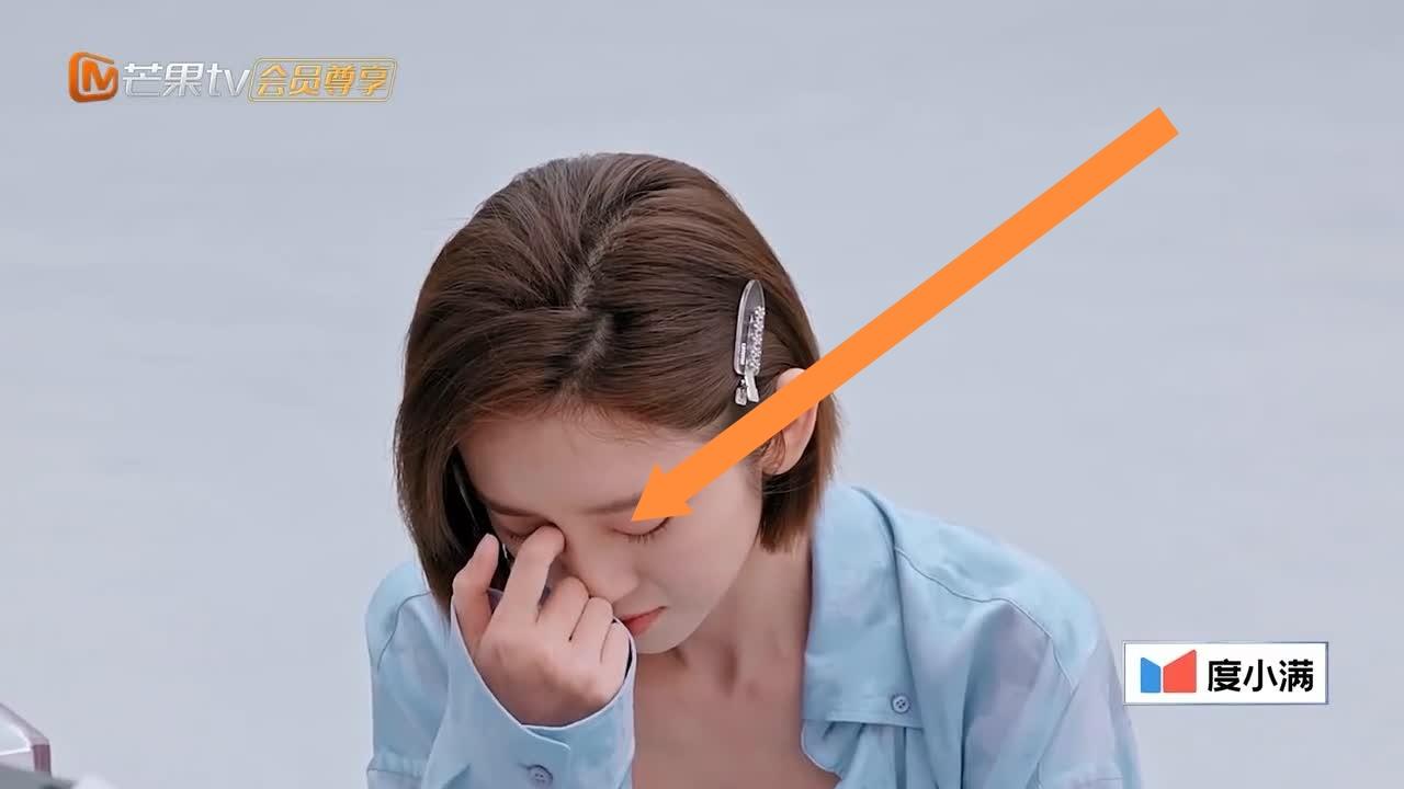 唐艺昕走进训练室，崩溃大哭，李小冉，王濛有点手足无措。唐艺昕产后出现严重