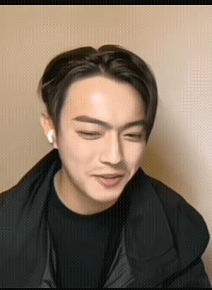 许凯这胆子，说停电啦，他都疯了，人都傻了，他有多害怕，刮胡刀也坏了，停个电这家伙
