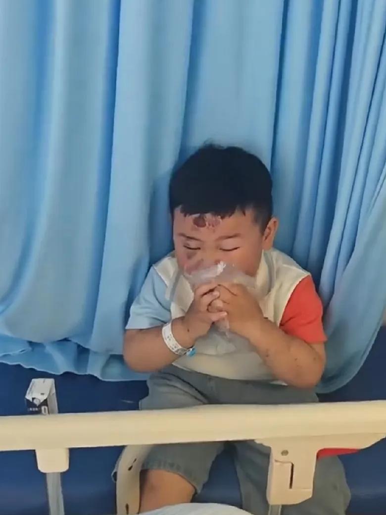 全网看哭！3岁男孩医院守护车祸妈妈，懂事模样让央视都动容给自己一句话，你会说什么