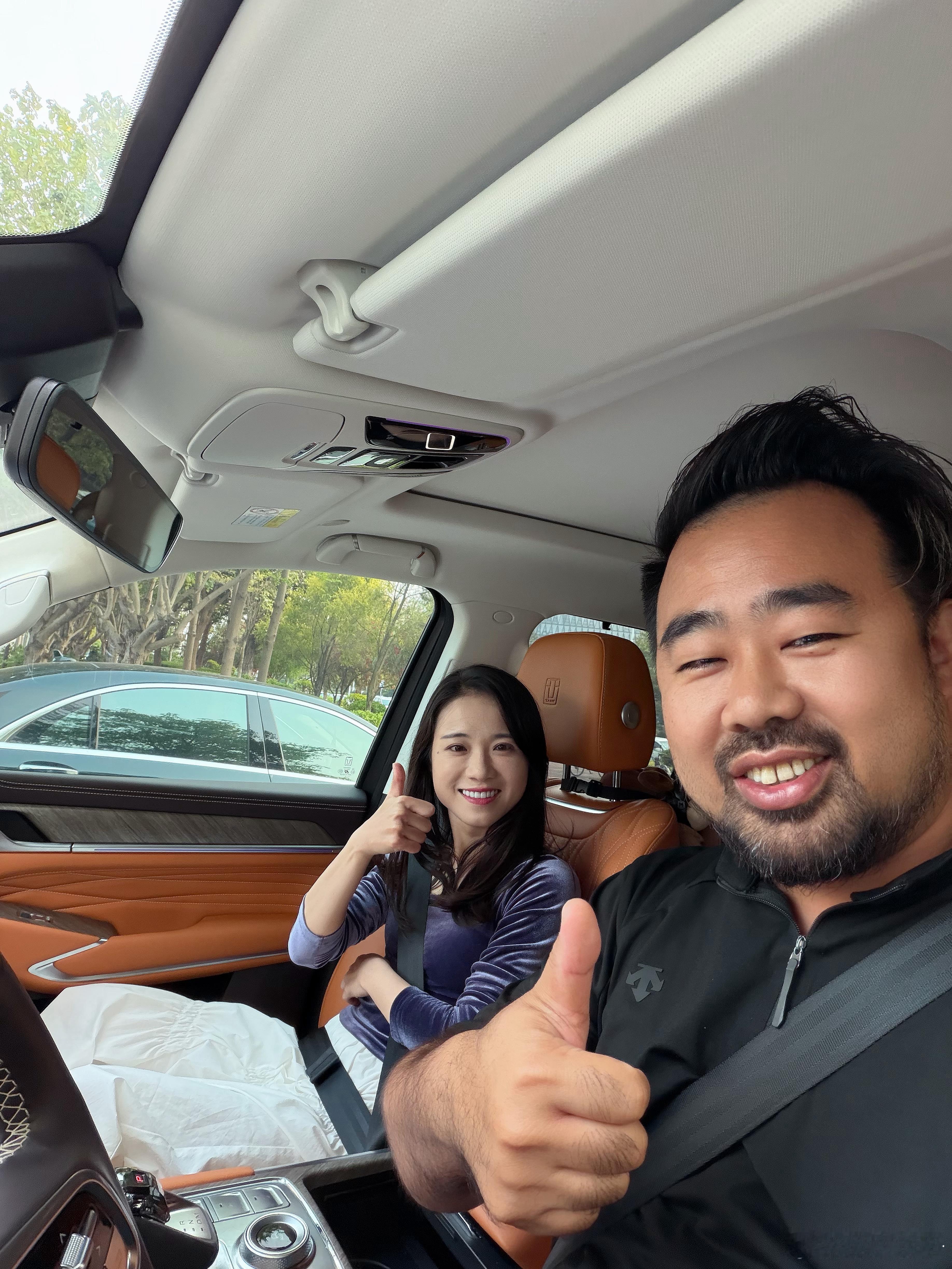 很难想象，一个一米五几的女生，居然开着一台这么硬派的越野车，老魏还是成功的坦克5