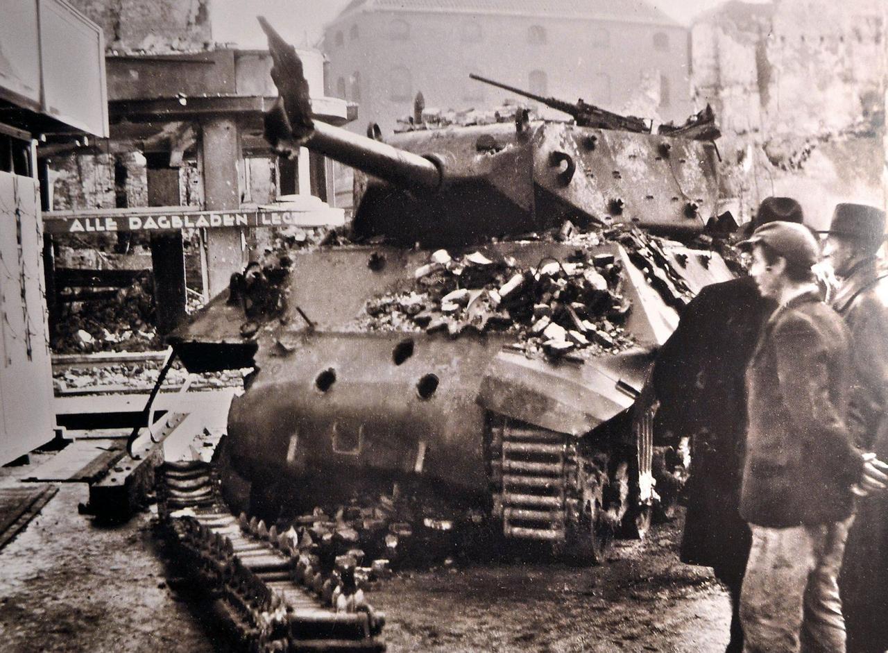 图一这张老照片记录了1944年10月26日荷兰斯海尔托亨博斯街头的一