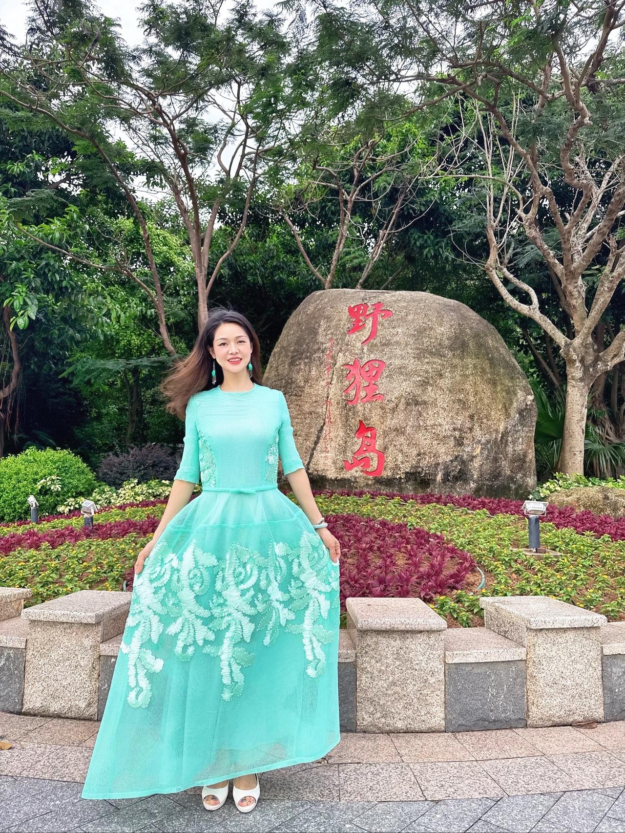 这个夏天，请大大方方的把自己拍进风景里漫步公园裙影公园雅韵长裙