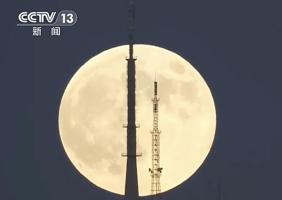 “快看！月亮大得像要掉下来！”最近，朋友圈被“XXXL号超级月亮”刷屏了，天文学