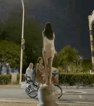 这到底是什么原因呢？这么漂亮的小姐姐，穿戴打扮整整齐齐，却在人流量密集的地