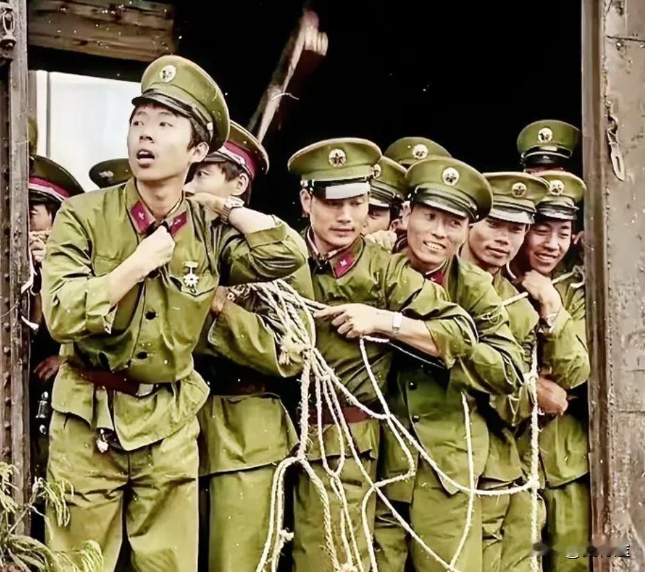 1987年，火车驶入西安站，刚刚从越南前线凯旋归来的47军战士们，迫不及待的寻找