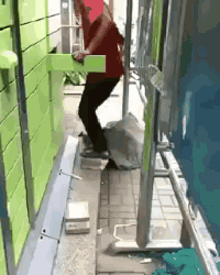 什么情况，快递员这是在干啥。