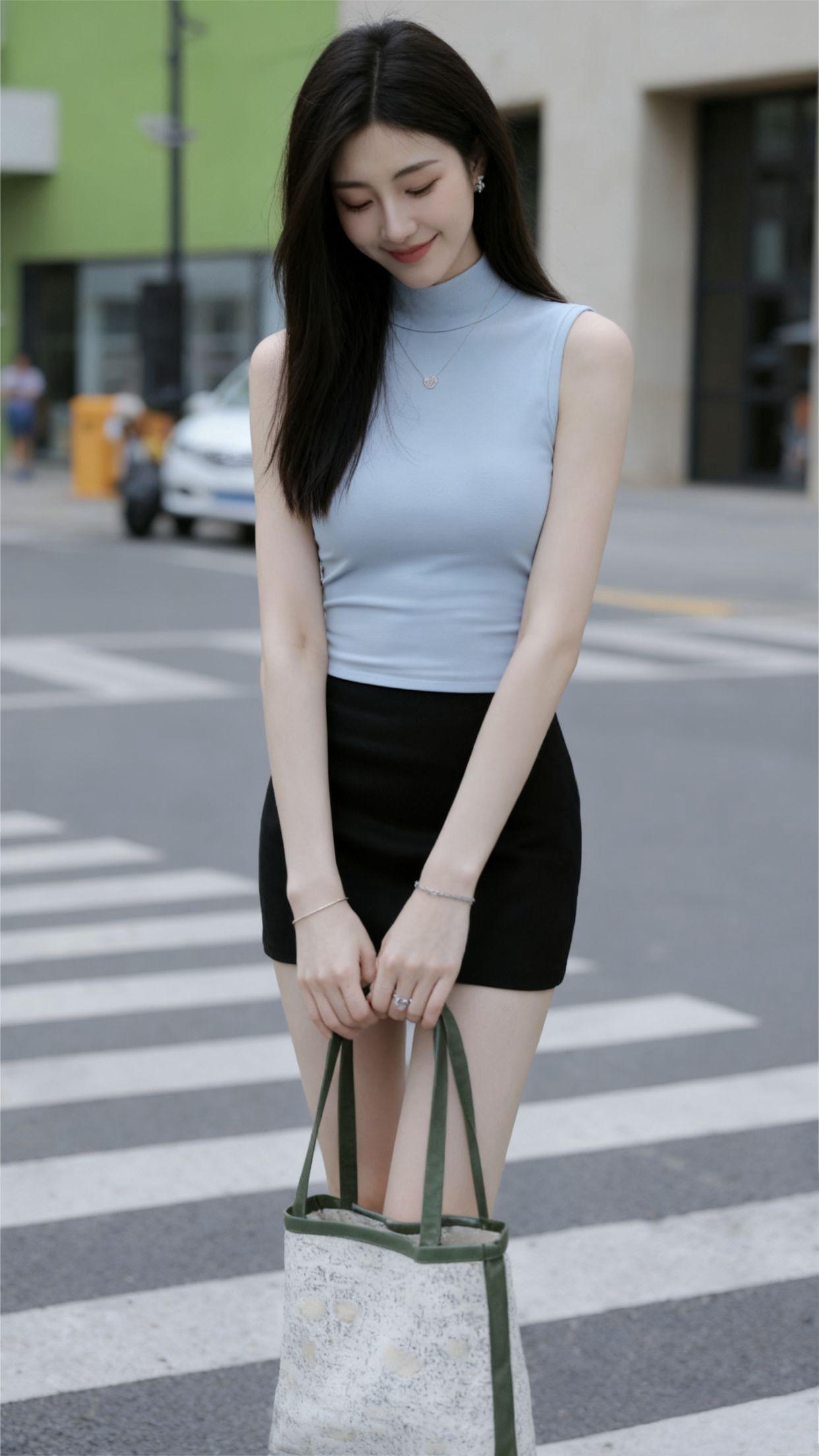 优雅街拍穿搭，清新蓝白搭配，手提包点缀，都市时尚感十足！