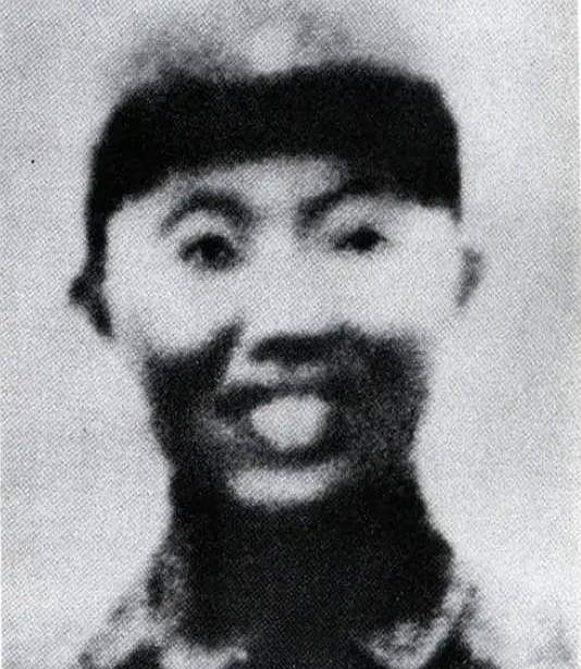 1942年，狙击手王凤麟遭叛徒告密，被日军围困于山顶。激战至仅余一发子弹时，他陷