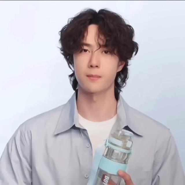 王一博，不要以为只要你说的快，我们就不会发现呦[滑稽笑]。每次口播长一点都会舔一