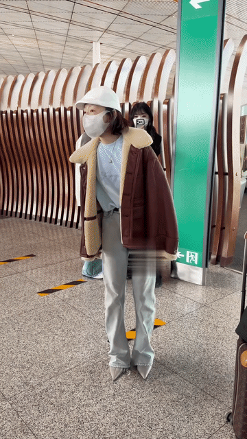 感觉周冬雨与时尚越来越远了，私下穿搭真的没一点星味儿。这牛仔裤配尖头高跟鞋是认真