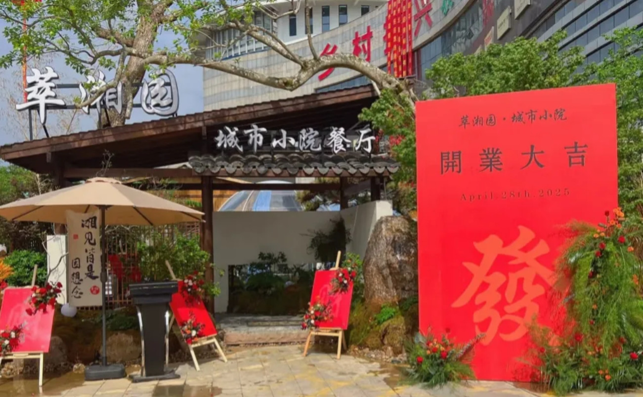 老同学，饭馆开业，我带着家人一起去喝酒，临走时我被同学老婆拦住了，说不好意思，你