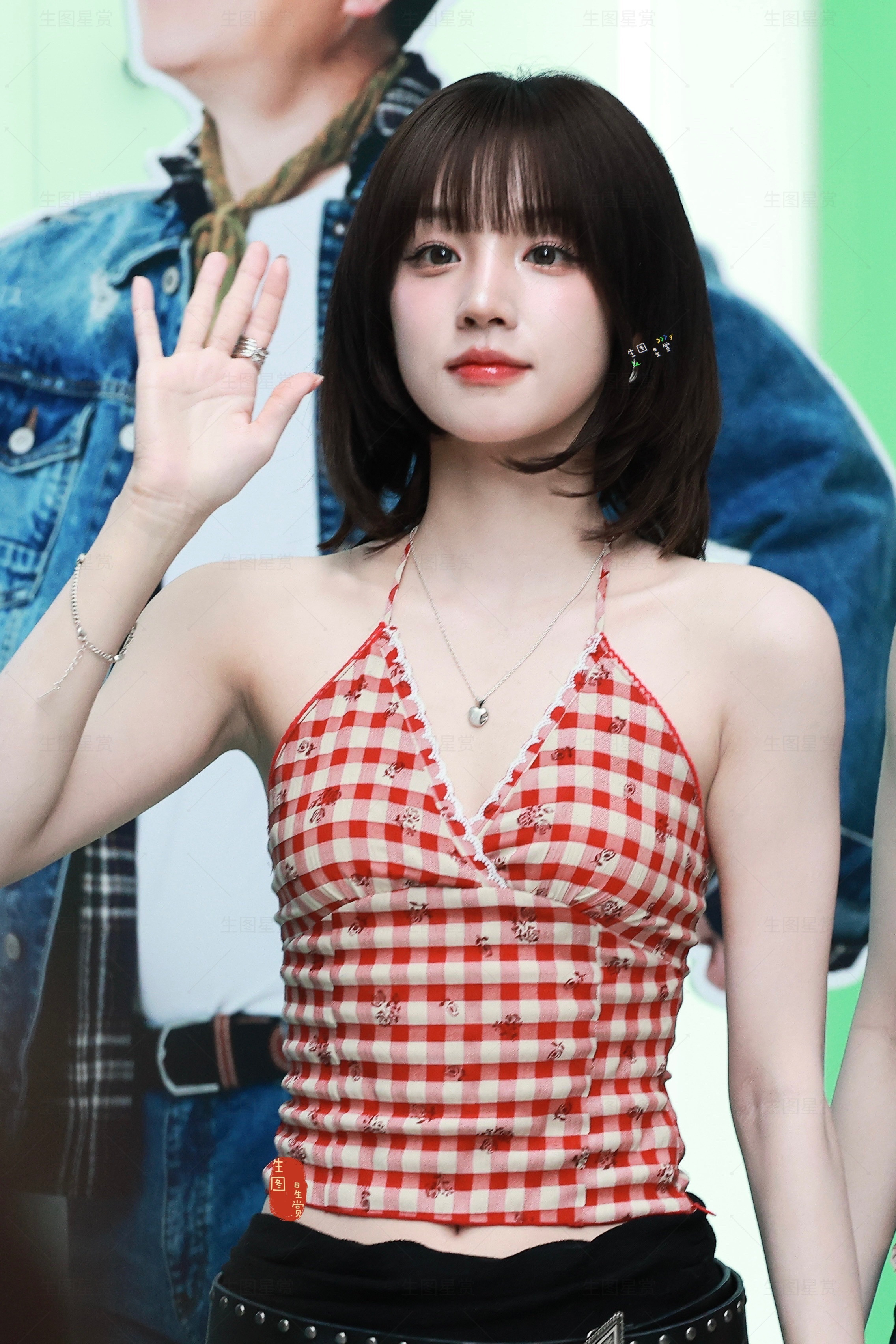 是鲜活的草莓小公主宋雨琦耶🍓260714SBS电台上班生图美貌挂脖吊带穿搭活