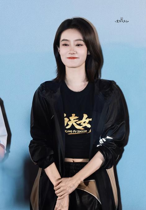 2024年4月，张小斐身穿黑色T恤，独自一人走进了功夫女足剧组，走到了