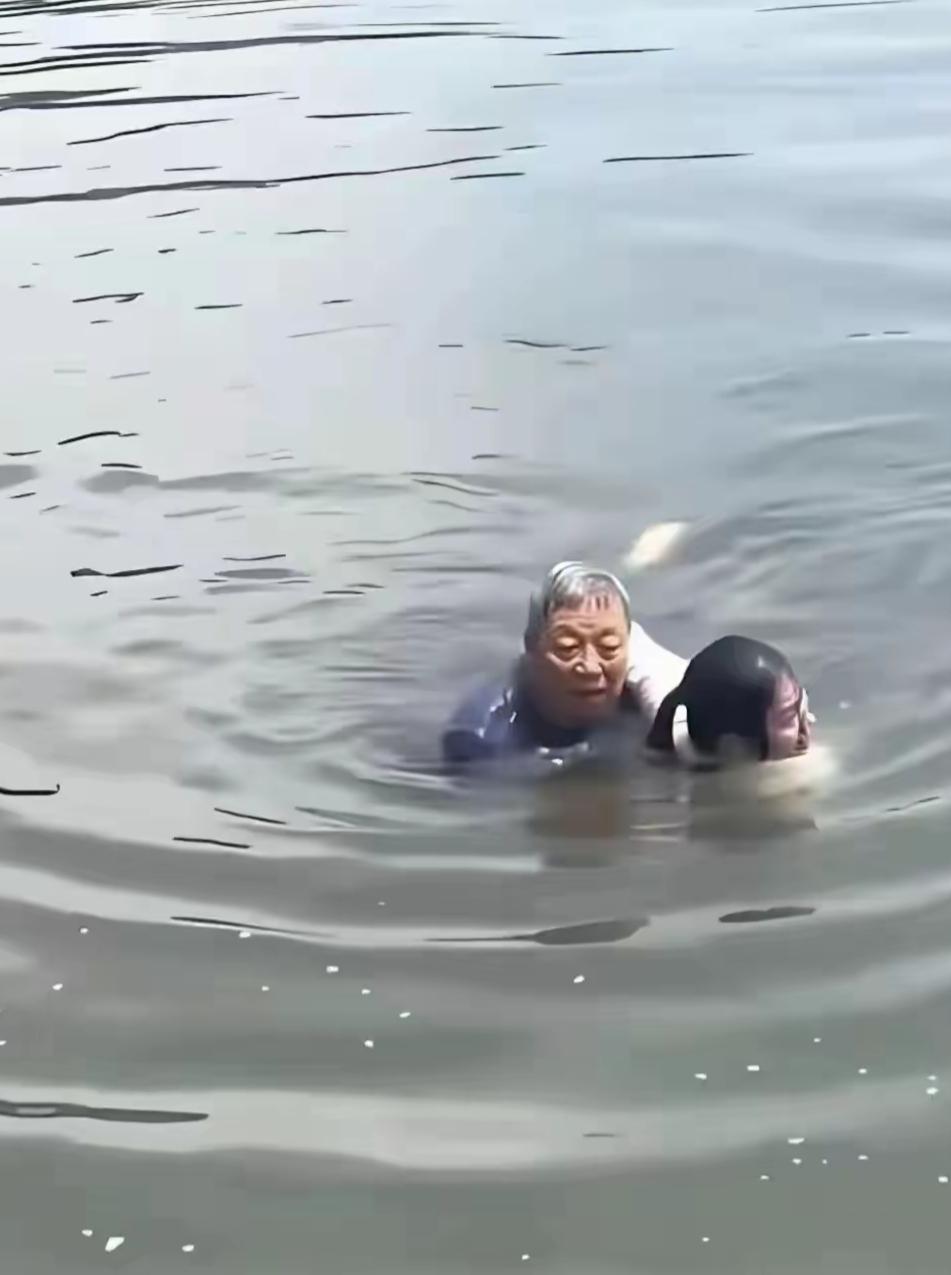 57岁单身老汉好心救了落水女子，几天后，女子带着家人找上门来。王老汉住在村西头