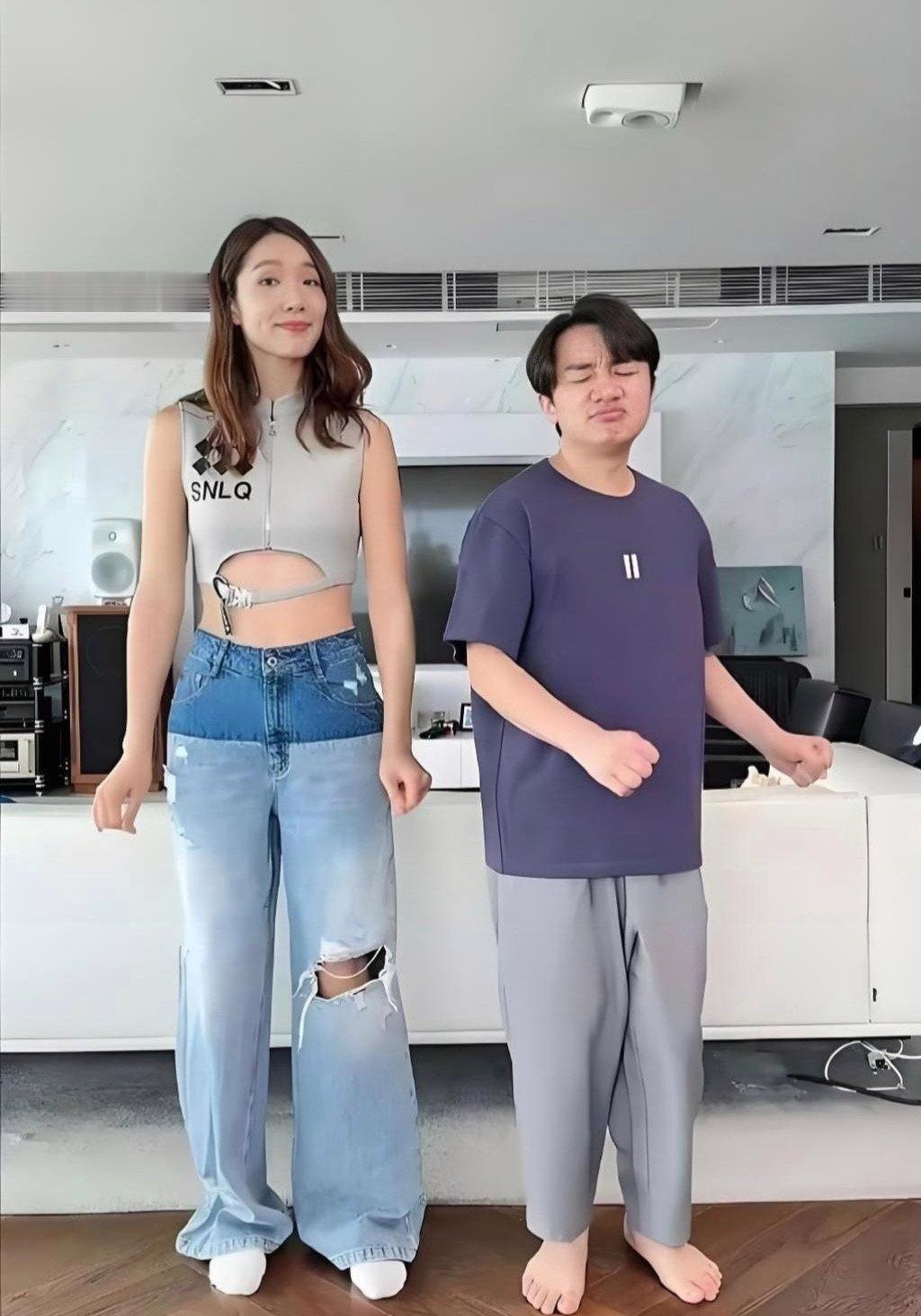 王祖蓝的裤子穿在他老婆身上秒变六分裤！夫妻两换着穿太搞笑了