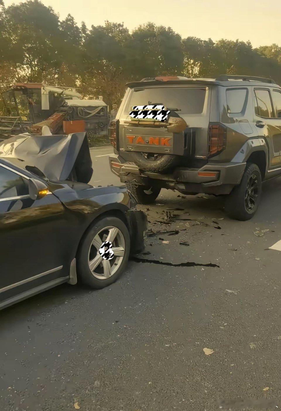 前面的坦克400或许不算省油，可到了关键时刻，能护住车上人的性命。后面的车或许更