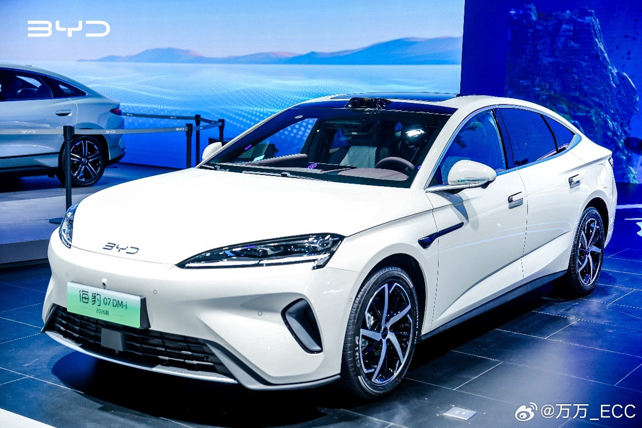 2025成都车展看到了26款海豹07DM-i，非常正统的B级轿车造型。前