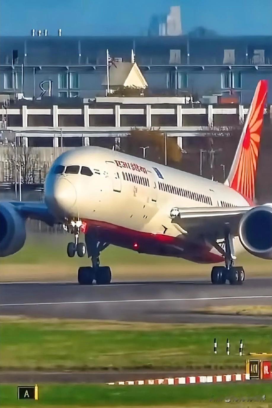 12月11日凌晨的最新消息，现在他来了，第二条：印度航空客机曝“无证飞行”丑闻