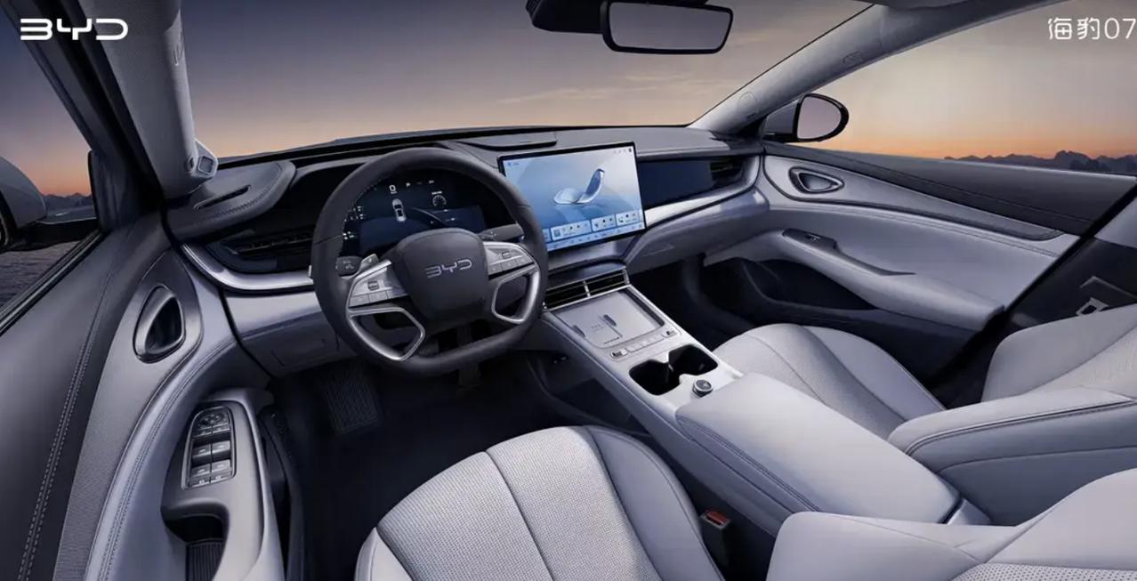 这个方向盘还能再丑点吗？真的，比亚迪需要在内饰方面好好提速一把了。我本来兴冲冲