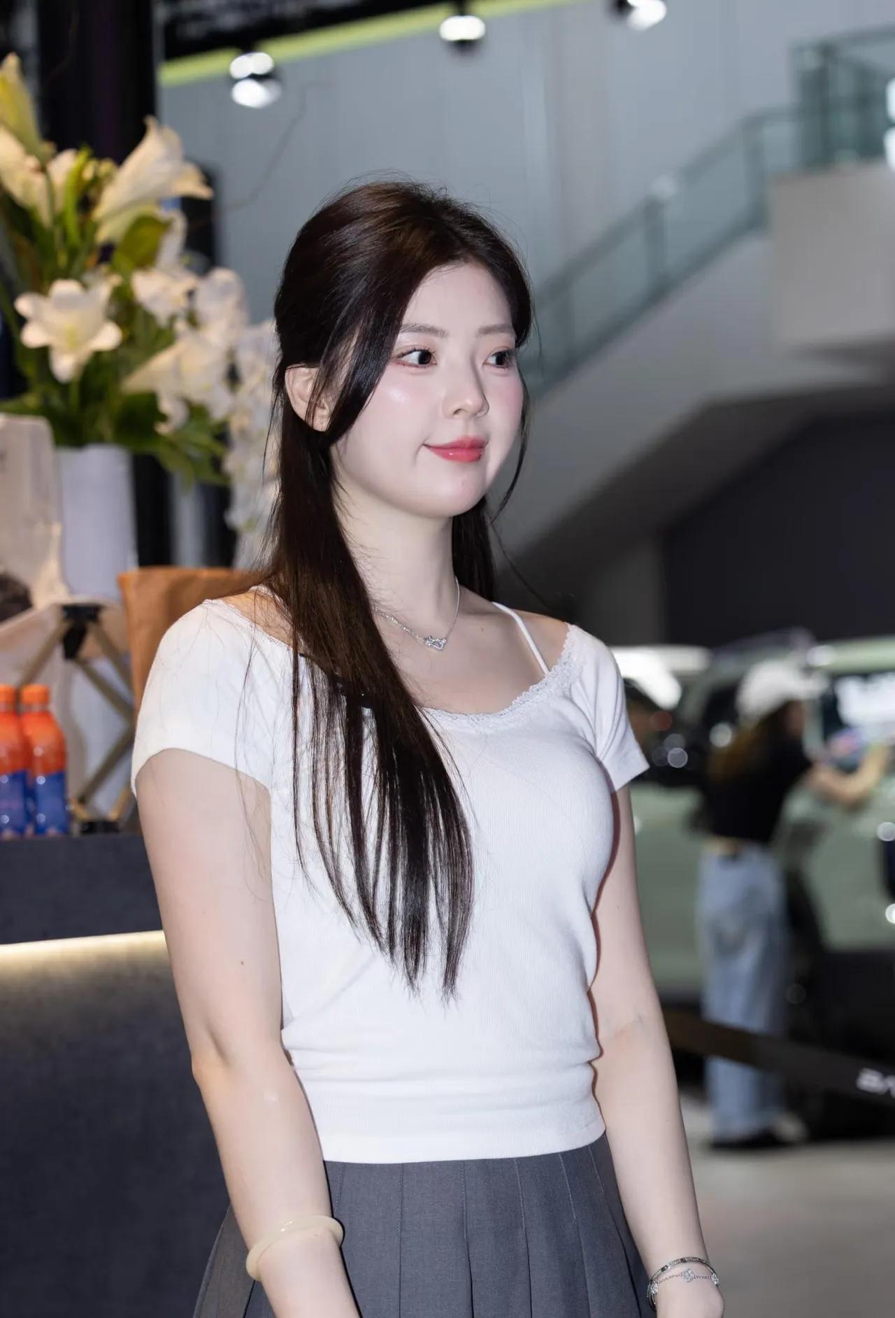 温柔甜美的气质女孩，简约白色上衣搭配灰色半身裙，优雅动人。春晓女神白色衬衫裙穿