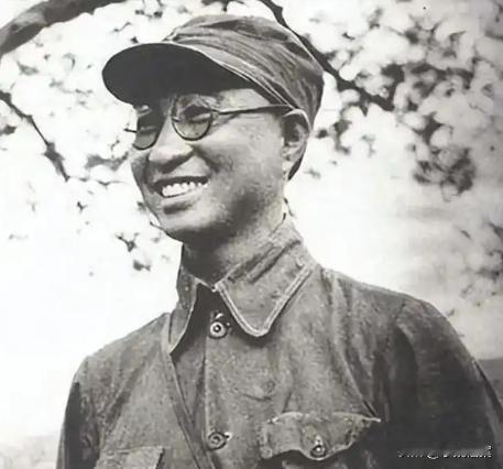 1927年，陈赓腿上有伤住院疗养，趁着他睡着的时候，一个姓李的护士悄悄凑到耳边，