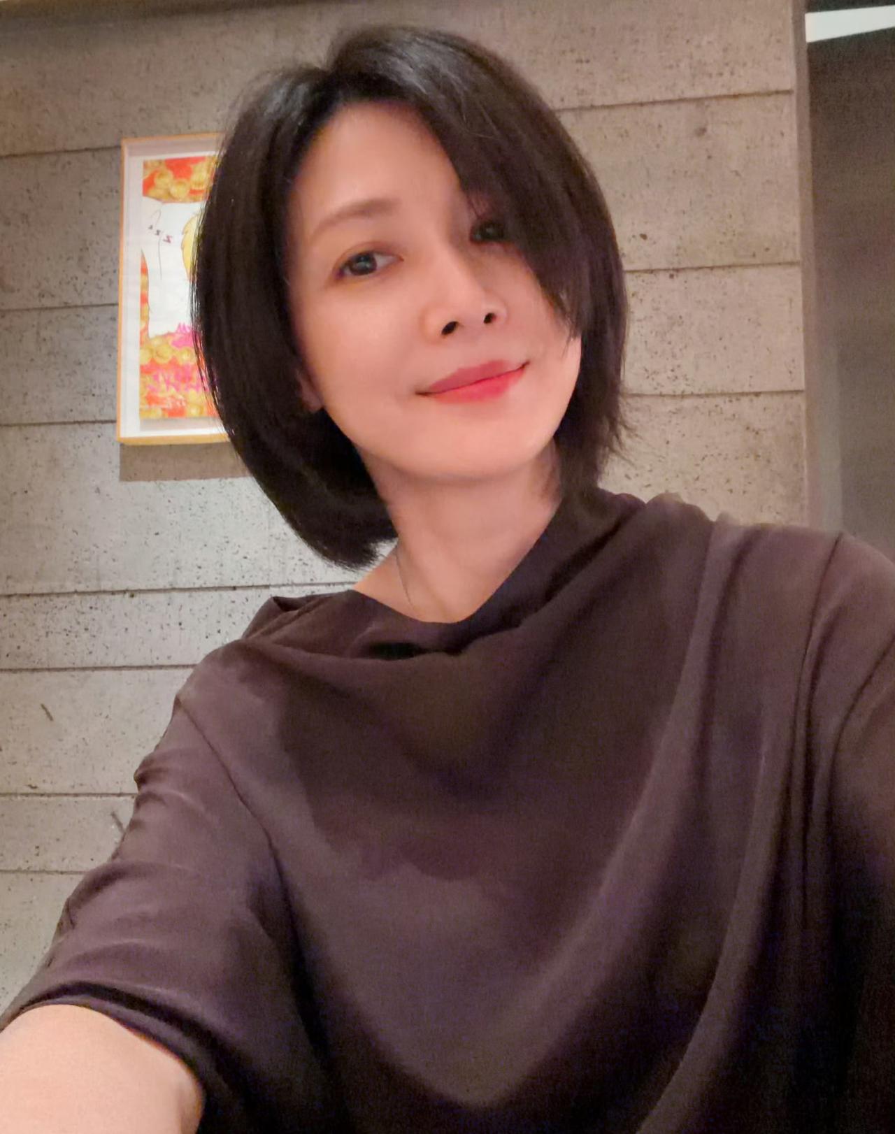 童蕾近照！哇，她的这个短发真好看，非常适合中年女人，简约而不失时尚感，不管搭配什
