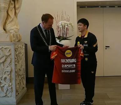 樊振东刚去德国俱乐部的时候，说中文，需要英文翻译，时隔一年，樊振东参加欢迎会讲英