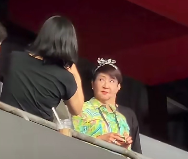 谢霆锋妈妈狄波拉，引发网友热议原因是她也去了儿子演唱会，亮色印花衬衫，搭配甜美