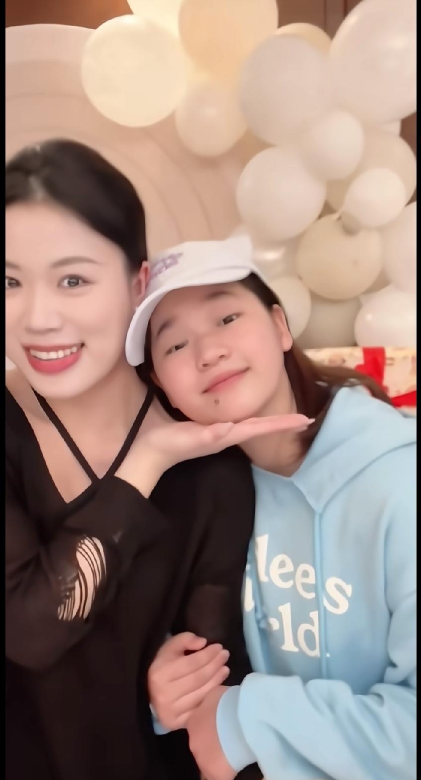 刷到婵宝全红婵这组日常照，一眼就被可爱到！褪去赛场的紧绷，小姑娘越长越漂亮，身形