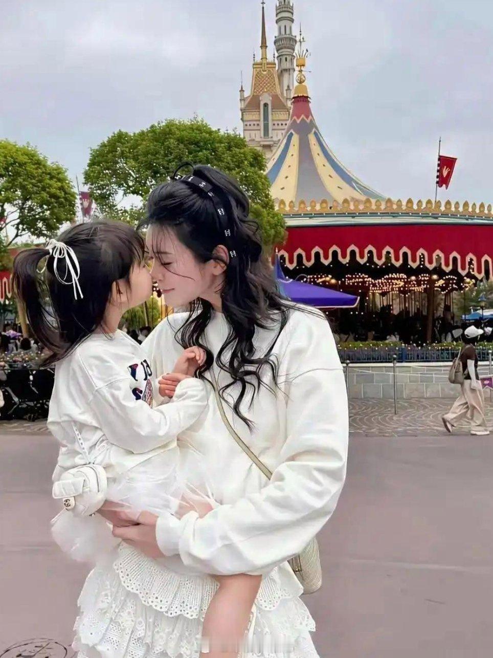 奚梦瑶这也太会拿捏了！晒女儿的时候，侧脸照片放出来，可一到正脸就打码，想晒又不想