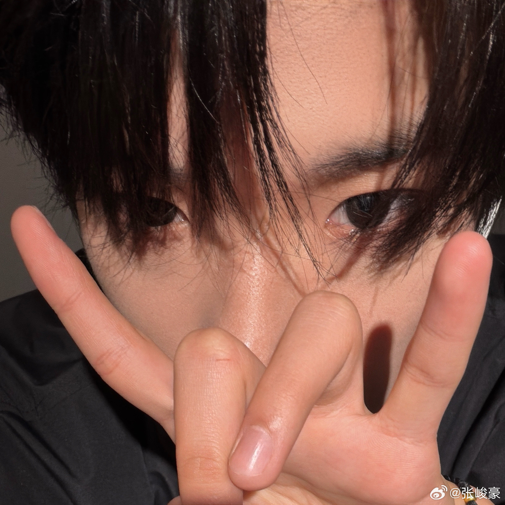 张峻豪Style📸深夜营业Look，inLoopsoon撞色立领运动套