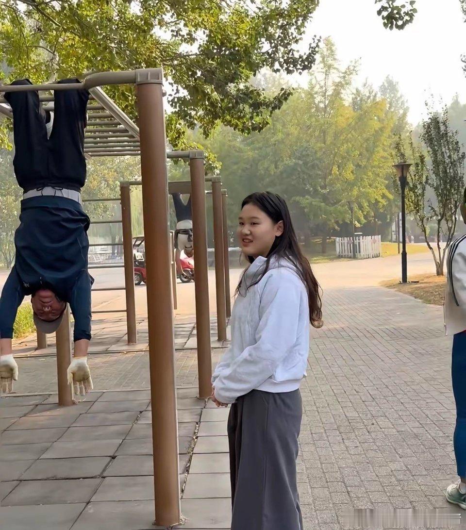 跑步偶遇张家齐了，理由是我们都爱看大爷吊单杠。她不胖的，就是脸胖，但是穿的衣服很