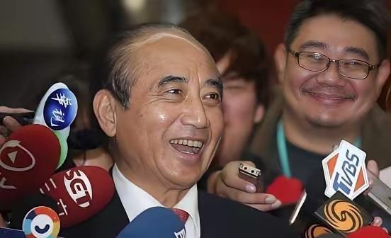 赖清德这回反应够快的！王金平前脚刚把话摊开——主权归一、防务外交归中央，剩下