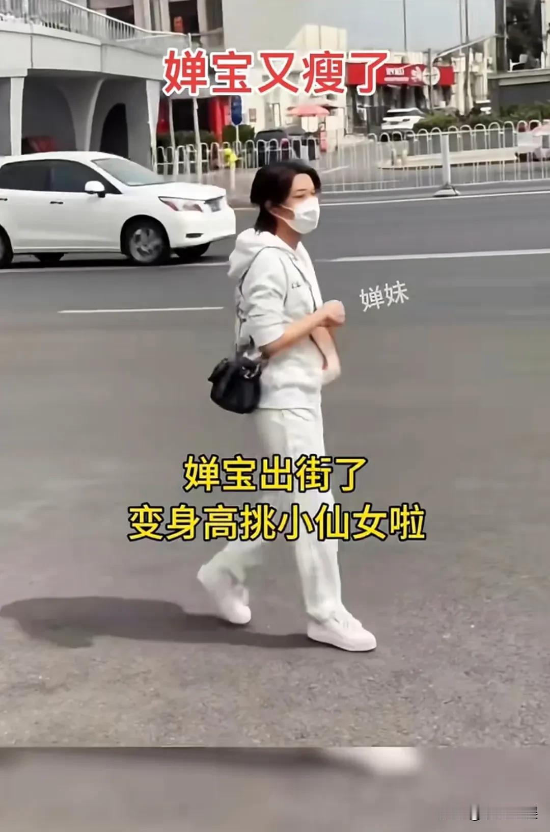 [呲牙笑][呲牙笑]有网友拍到全红婵背着她的LV小包包“偷偷”出街，一阵不见的她，