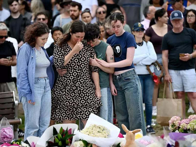 掩面而泣！澳大利亚邦迪社区的居民哀悼袭击事件中的遇难者，人们在邦迪海滩事发地