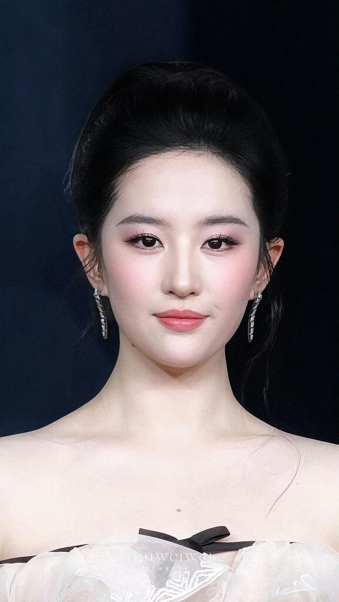 刘亦菲：真正的舒展，是自带一份平衡之美总有人惊叹刘亦菲的脸型，近乎恰到好处