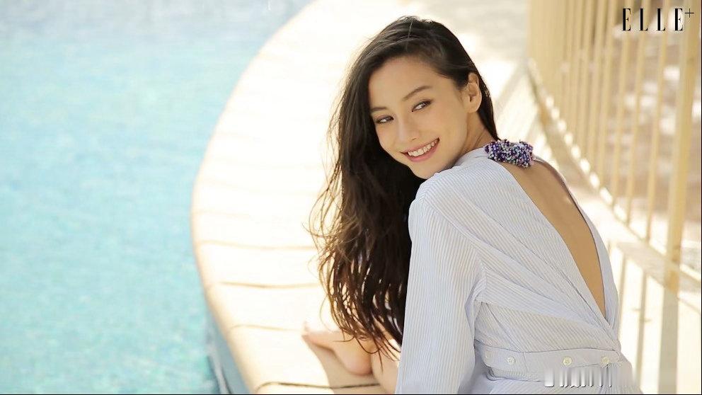 angelababy杨颖草帽、微风和回眸笑，是自带氛围感的夏日小天使～