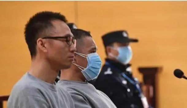 1995年，广东男子陈恂敏杀死银行运钞员，抢劫了1500万元现金，躲到