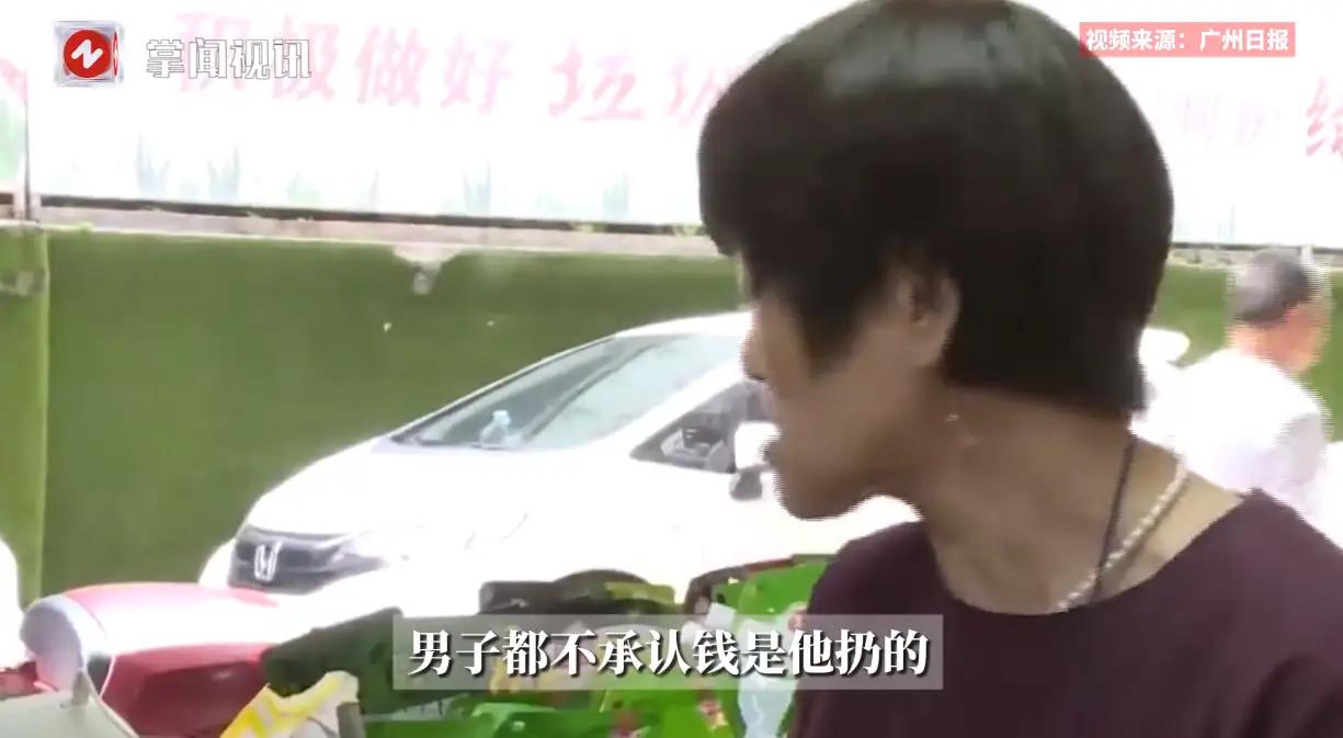 近日,广东梅州,一男子趁着批发店老板娘不注意,直接将一沓现金扔到收银台,然后溜之