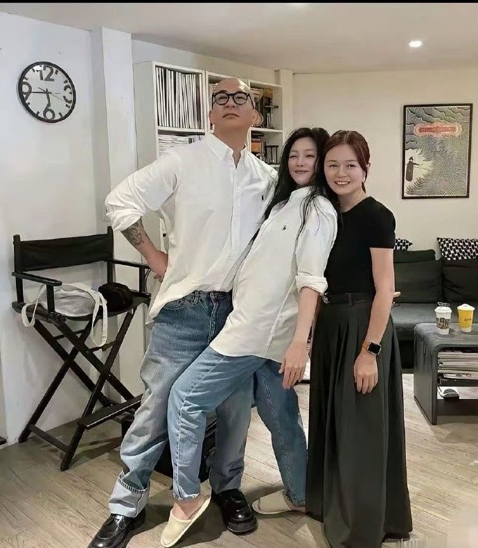 看照片中的大S，是很爱光头的，光头仰着头也很自信。​​​​