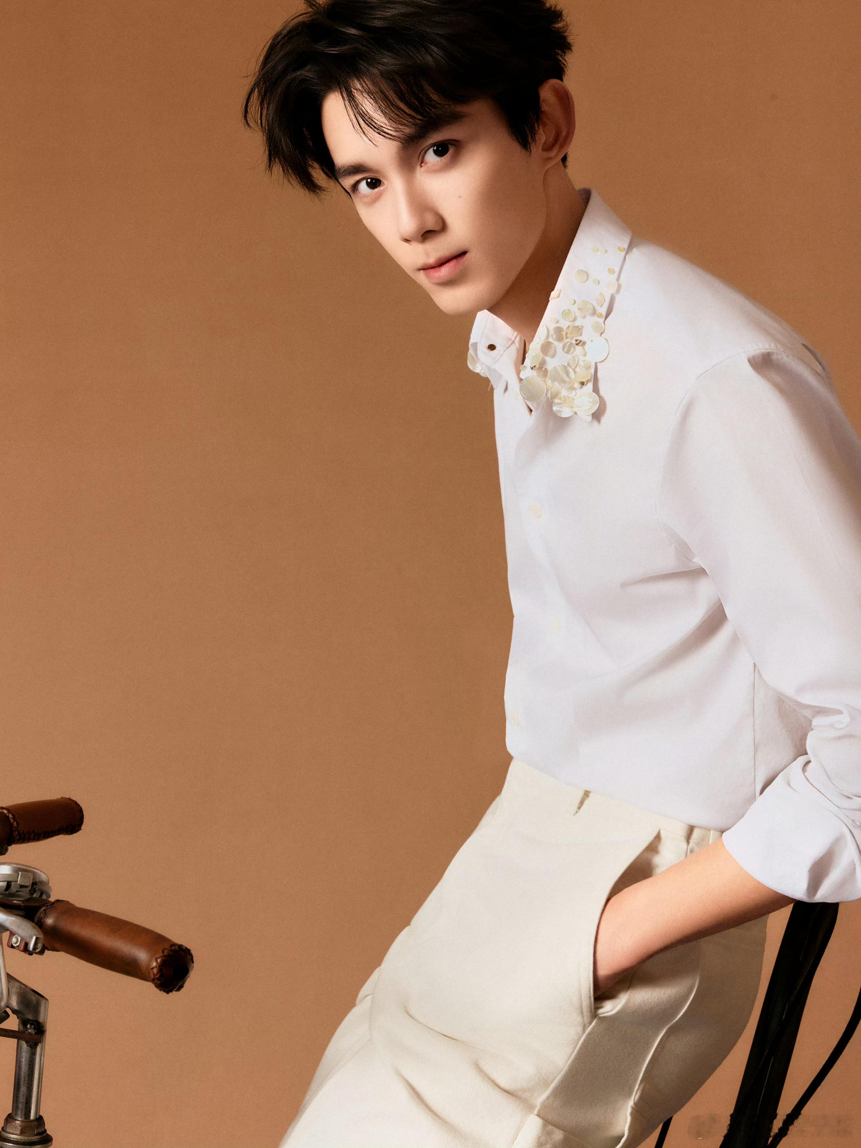 吴磊自行车骑上天吴磊骑自行车的照片释出，白衬衣骑自行车骑上天，扑面而来的帅气！今