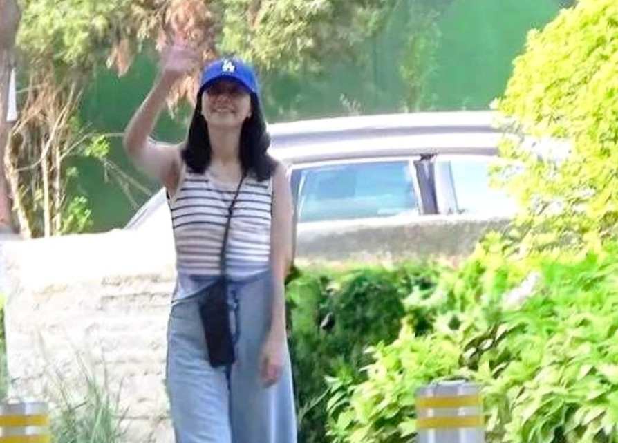 近日，有媒体拍到高圆圆接女儿Rhea放学，画面满是温情。当天，高圆圆身着无