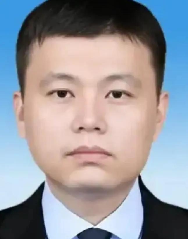 2006年，广东顺德海关的一名普通公务员晚上回到家，悄悄对妻子说：“老婆，我的银