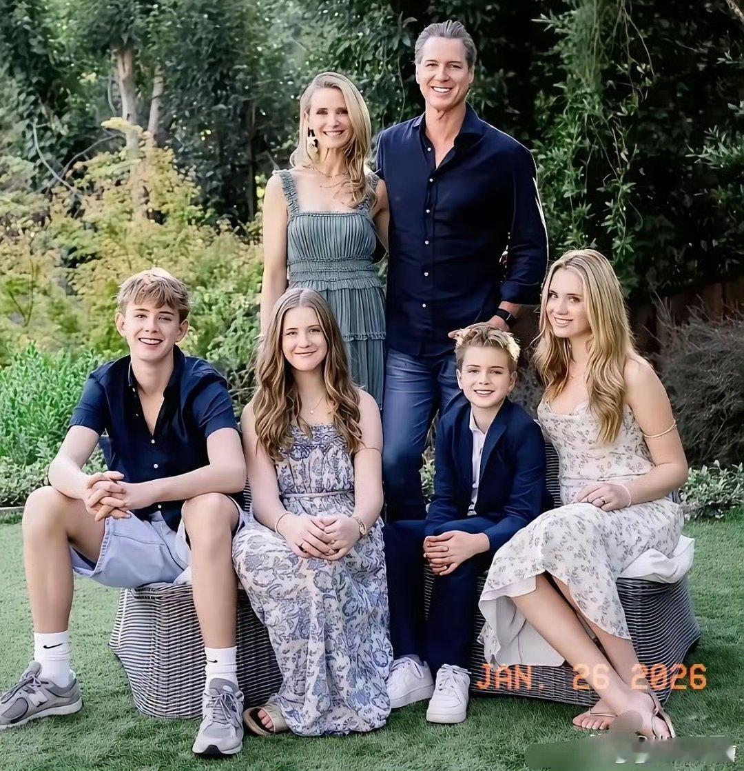 看看美国真正精英家庭的全家福果然人类的审美都是相通的