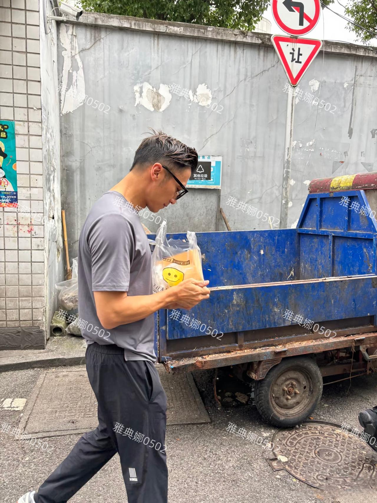 长沙偶遇谢霆锋买葱油粑粑，本人好年轻看起来只有20多岁，就是个子不太高但身材比例