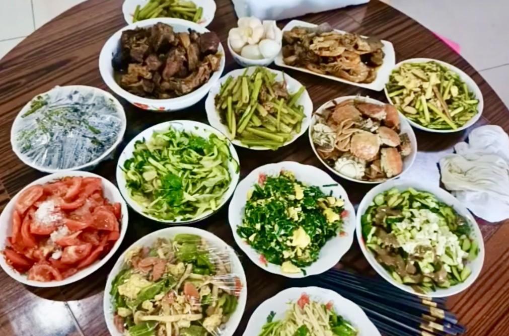 这是招待小叔子同事的大餐，我觉得还可以啊！这一桌可都是我精心做的，可是小叔子却生